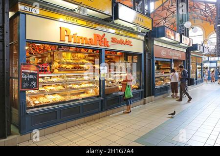 Budapest, Ungarn - 13. Juli 2015: Menschen Einkaufen für Brot in der Central Market Bäckerei in Budapest, Ungarn. Stockfoto
