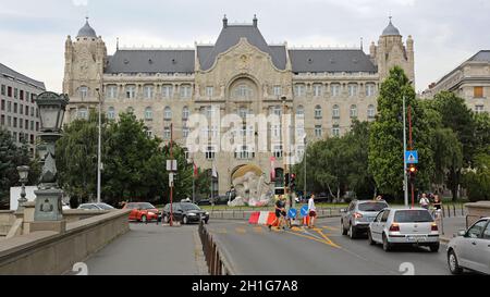 Budapest, Ungarn - 13. Juli 2015: Four Seasons Hotel Gresham Palace und Contemporarry Art Installation in Budapest, Ungarn. Stockfoto