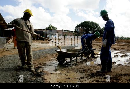 salvador, bahia / brasilien - 3. märz 2016: Arbeiter werden auf der Baustelle im städtischen Krankenhaus von Salvador in der Bo gesehen Stockfoto