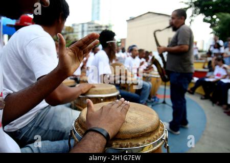 salvador, bahia / brasilien - 12. Mai 2016: Schüler der Musikschule Pracatum werden während einer Präsentation im Stadtteil Candal in der Umgebung von Pracatum gesehen Stockfoto