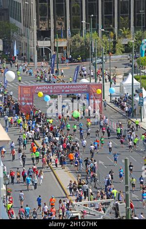 Athen, Griechenland - 03. Mai 2015: Luftaufnahme der Ziellinie des Halbmarathons vor dem hellenischen Parlament in Athen, Griechenland. Stockfoto