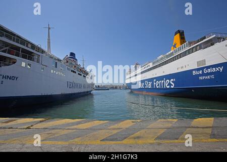 Piräus, Griechenland - 04. Mai 2015: Schiffe und Fährschiffe, die im größten griechischen Handelshafen in Piräus, Griechenland, festgemacht sind. Stockfoto