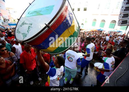 salvador, bahia / brasilien - 4. dezember 2017: Die Trommel wird während der Präsentation der Percussion-Band in Pelourino, dem historischen Zentrum der Stadt Salvado, gesehen Stockfoto
