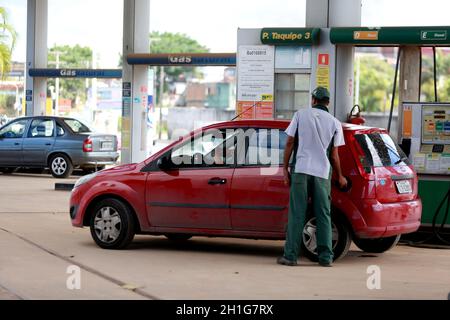 salvador, bahia / brasilien - 7. dezember 2016: Tankstellenwart wird an einer Tankstelle auf der zentralen Baustelle der Avenida Luiz Viana Fil gesehen Stockfoto