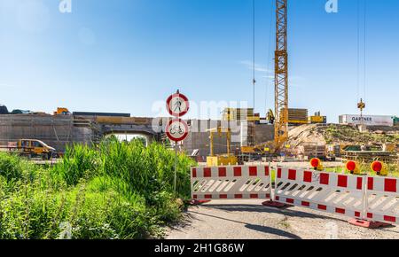 ROT, DEUTSCHLAND - 1. JULI 2020: Rekonstruktion der Autobahnbrücke auf der A5 während der Hauptverkehrszeit Stockfoto