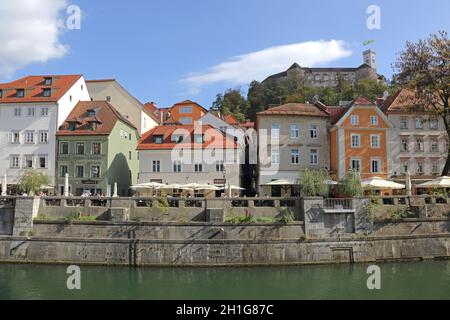 Ljubljana, Slowenien - 12. Oktober 2014: Häuser entlang der Ufer des Flusses Ljubljanica Stadtzentrum in Ljubljana, Slowenien. Stockfoto