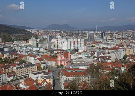 Ljubljana, Slowenien - 12. Oktober 2014: Architektur der Innenstadt bei der sonnigen Luftaufnahme in Ljubljana, Slowenien. Stockfoto
