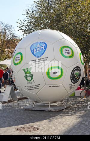 Ljubljana, Slowenien - 12. Oktober 2014: Großer Handball-Ball mit Amblemen der Sportmannschaften auf dem Neuen Platz in Ljubljana, Slowenien. Stockfoto