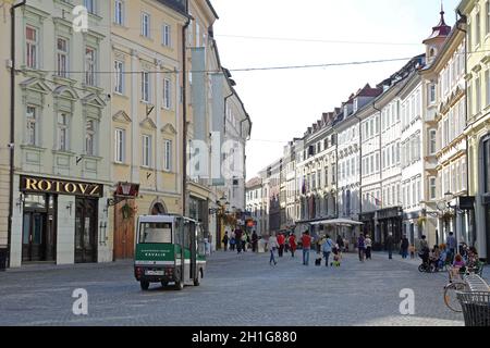 Ljubljana, Slowenien - 12. Oktober 2014: Menschen in der Fußgängerzone Altstadt in Ljubljana, Slowenien. Stockfoto