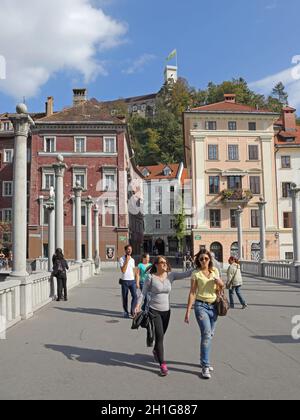 Ljubljana, Slowenien - 12. Oktober 2014: Spaziergang über die Fußgängerbrücke Altstadt in Ljubljana, Slowenien. Stockfoto