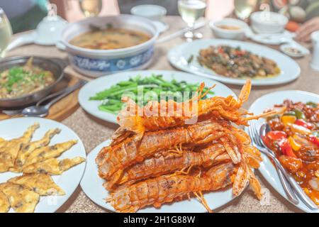 Kambodschanische Küche Sets, gebratene Mantis Garnelen, Garnelensuppe und andere Meeresfrüchte Khmer Stil mit Getränken. Sihanoukville, Kambodscha. Nahaufnahme. Stockfoto