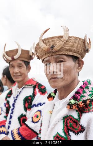 Chiang Mai, Thailand - 30. JULI 2010: Kachin oder Jingpo ethnische ältere Männer in traditioneller Kleidung, die traditionelle Rattanhüte mit Stoßzähnen von Wildschweinen tragen. Stockfoto