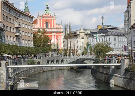 Ljubljana, Slowenien - 12. Oktober 2014: Neue Glasbrücke über den Fluss Ljubljanica für Fußgänger in Ljubljana, Slowenien. Stockfoto