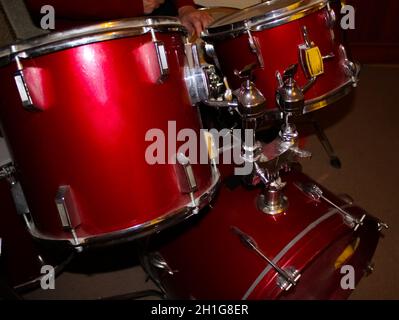 Schlagzeug konzeptuelles Image. Bild von Trommeln und Drumsticks, die auf einer Snare-Trommel liegen. Selektiver Fokus Stockfoto