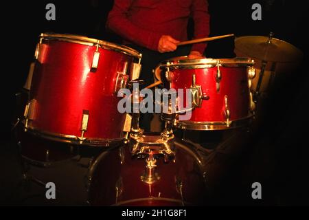 Schlagzeug konzeptuelles Image. Bild von Trommeln und Drumsticks, die auf einer Snare-Trommel liegen. Selektiver Fokus Stockfoto