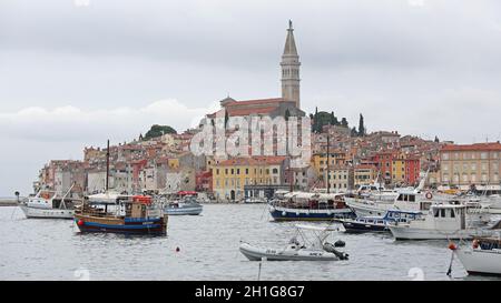 Rovinj, Kroatien - 15. Oktober 2014: Boote im Hafen und in der malerischen Altstadt von Rovinj, Kroatien. Stockfoto