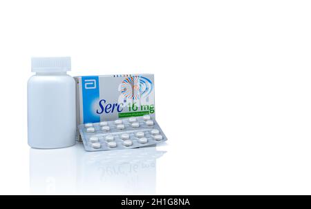 CHONBURI, THAILAND-MAY 24, 2020 : Serc zur Behandlung von Schwindel und meniere Krankheit. Betahistine Mesilat runden Tabletten Pillen in der Nähe von Papier Box Paket und Stockfoto