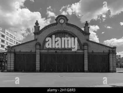 Bockenheimer Depot Theater, ehemalige Straßenbahnwerkstatt in schwarz-weiß, Frankfurt am Main, Deutschland Stockfoto