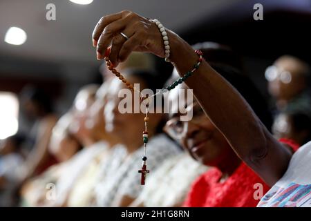 salvador, bahia / brasilien - 19. märz 2019: Person, die während der Messe im Irma Dulce Heiligtum in der Stadt Salvador einen Rosenkranz hält. *** Lokal Stockfoto