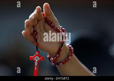 salvador, bahia / brasilien - 19. märz 2019: Person, die während der Messe im Irma Dulce Heiligtum in der Stadt Salvador einen Rosenkranz hält. *** Lokal Stockfoto