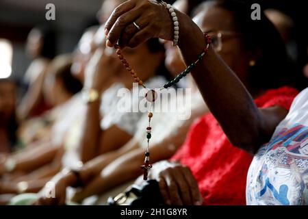 salvador, bahia / brasilien - 19. märz 2019: Person, die während der Messe im Irma Dulce Heiligtum in der Stadt Salvador einen Rosenkranz hält. *** Lokal Stockfoto