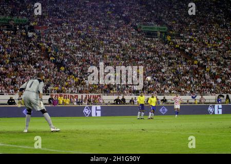 Split, Kroatien - 17. August 2005: Darijo Srna beim Freistoß während des Freundschaftsspieles Kroatien - Brasilien Stockfoto