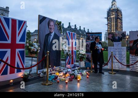 London, Großbritannien. 18. Oktober 2021. Mitglieder der anglo-iranischen Gemeinschaft halten einen Gottesdienst auf dem Parliament Square zu Ehren von Sir David Amess, dem Abgeordneten von Southend West, der am 15. Oktober in seiner Wahlkreisoperation ermordet wurde. Sir David war Mitvorsitzender des parteiübergreifenden britischen Komitees für die Freiheit des Iran und setzte sich mehr als drei Jahrzehnte für Menschenrechte und Demokratie im Iran ein. Später heute werden die Abgeordneten an einem Gottesdienst in der St. Margaret’s Church in Westminster teilnehmen, um ihrem ehemaligen Kollegen Tribut zu zollen. Kredit: Stephen Chung / Alamy Live Nachrichten Stockfoto