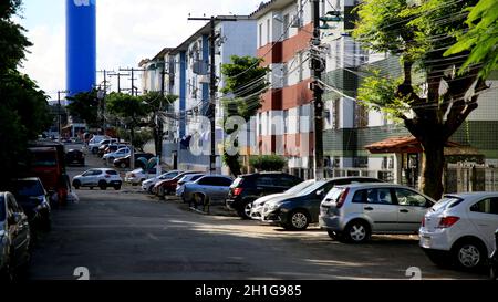 salvador, bahia / brasilien - 4. juli 2020: Set von beliebten Wohngebäuden in der Nachbarschaft von Cabula in der Stadt Salvador. Stockfoto