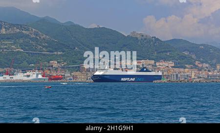 Salerno, Italien - 28. Juni 2014: RoRo-Schiff der großen Autogesellschaft verlässt den Hafen in Salerno, Italien. Stockfoto