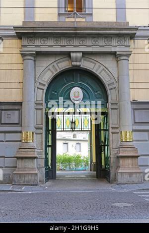 Neapel, Italien - 25. Juni 2014: Eingang zum Carabinieri-Gebäude in Neapel, Italien. Stockfoto