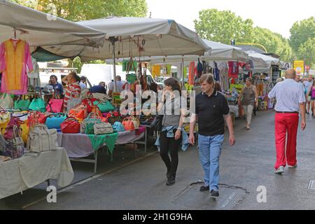 Rom, Italien - 30. Juni 2014: Straßenmarktstände mit günstigen Kleidung und Fashion Bags in Rom, Italien. Stockfoto