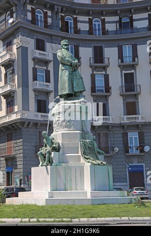 Neapel, Italien - 22. Juni 2014: Statue des historischen Denkmals Umberto I. in Neapel, Italien. Stockfoto