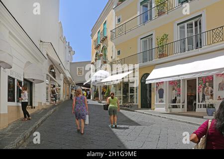 Capri, Italien - 26. Juni 2014: Wenige Touristen, die am heißen Sommertag auf der Insel Capri, Italien, spazieren gehen. Stockfoto