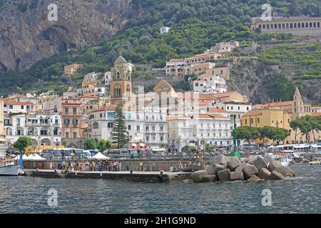 Amalfi, Italien - 28. Juni 2014: Touristen warten auf Bootstransport am Dock Pier in Amalfi, Italien. Stockfoto