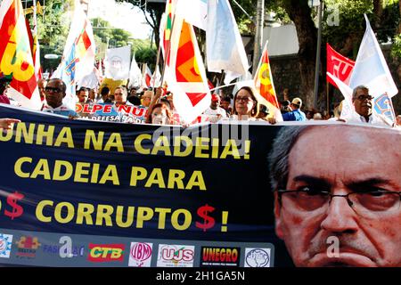 salvador, bahia, brasilien - dez. 16, 2015: Mitglieder der Gewerkschaftszentralen, politischen Parteien und sozialen Bewegungen mobilisieren zugunsten von Präsident Di Stockfoto