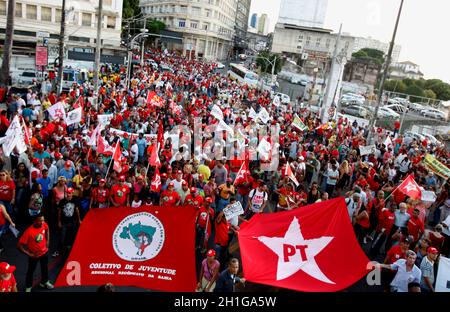 salvador, bahia, brasilien - dez. 16, 2015: Mitglieder der Gewerkschaftszentralen, politischen Parteien und sozialen Bewegungen mobilisieren zugunsten von Präsident Di Stockfoto