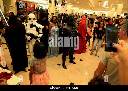 salvador, bahia, brasilien - 15. dezember 2015: Star Wars-Fans feiern die Fantasien ihrer Charaktere während der Veröffentlichung von Episode VII - The Force Awake Stockfoto