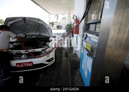 salvador, bahia / brasilien - 22. november 2018: Fahrzeug beim Befüllen mit Erdgas (CNG) an einer Tankstelle in der Gemeinde Salvad Stockfoto