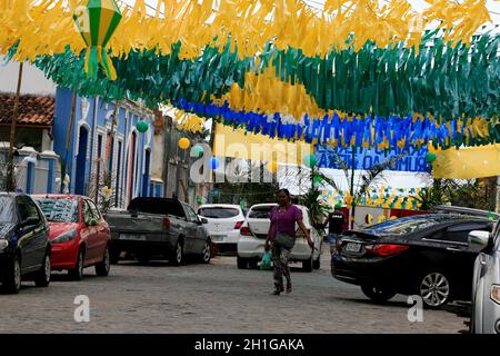 muritiba, bahia / brasilien - 23. juni 2014: Die Dekoration mit Banderolen ist auf einer Straße in der Stadt Muritiba zu sehen, während der Sao Joao Feierlichkeiten. *** Loc Stockfoto