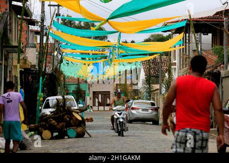 muritiba, bahia / brasilien - 23. juni 2014: Die Dekoration mit Banderolen ist auf einer Straße in der Stadt Muritiba zu sehen, während der Sao Joao Feierlichkeiten. *** Loc Stockfoto