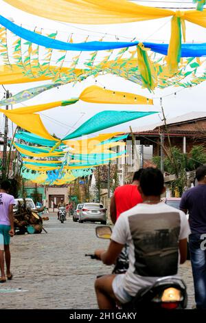 muritiba, bahia / brasilien - 23. juni 2014: Die Dekoration mit Banderolen ist auf einer Straße in der Stadt Muritiba zu sehen, während der Sao Joao Feierlichkeiten. *** Loc Stockfoto