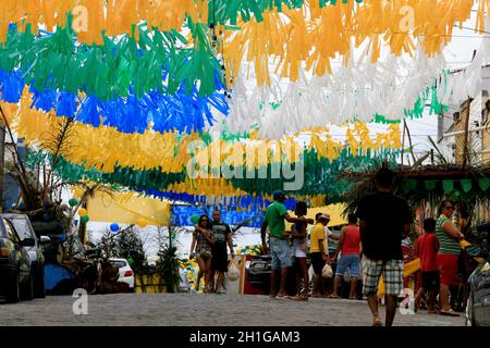 muritiba, bahia / brasilien - 23. juni 2014: Die Dekoration mit Banderolen ist auf einer Straße in der Stadt Muritiba zu sehen, während der Sao Joao Feierlichkeiten. *** Loc Stockfoto