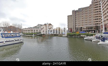 London, Großbritannien - 25. Januar 2013: Calm Water Winter Day in St. Katharine Docks Marina in London, Großbritannien. Stockfoto