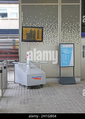 London, Großbritannien - 17. Januar 2013: Movable Digital Information Board Network Rail am Bahnhof Paddington in London, Großbritannien. Stockfoto