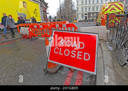 London, Vereinigtes Königreich - 19. Januar 2013: Rotes Schild informiert über geschlossene Straße voraus in London, Vereinigtes Königreich. Stockfoto