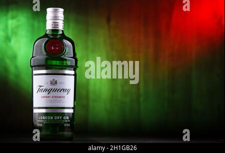 POZNAN, POL - 26. JUN 2020: Flasche Tanqueray, eine Marke von Gin, die von Diageo plc produziert und weltweit vermarktet wird Stockfoto