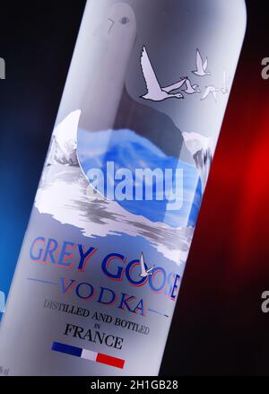 POZNAN, POL - JUL 1, 2020: Flakon of Grey Goose, eine Marke von Französisch Wodka in den 1990er Jahren von Sidney Frank, jetzt im Besitz von Bacardi Stockfoto