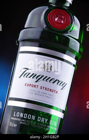 POZNAN, POL - 26. JUN 2020: Flasche Tanqueray, eine Marke von Gin, die von Diageo plc produziert und weltweit vermarktet wird Stockfoto