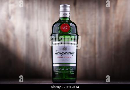 POZNAN, POL - 26. JUN 2020: Flasche Tanqueray, eine Marke von Gin, die von Diageo plc produziert und weltweit vermarktet wird Stockfoto