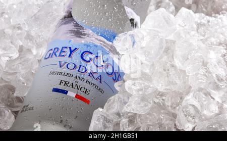 POZNAN, POL - JUL 1, 2020: Flakon of Grey Goose, eine Marke von Französisch Wodka in den 1990er Jahren von Sidney Frank, jetzt im Besitz von Bacardi Stockfoto